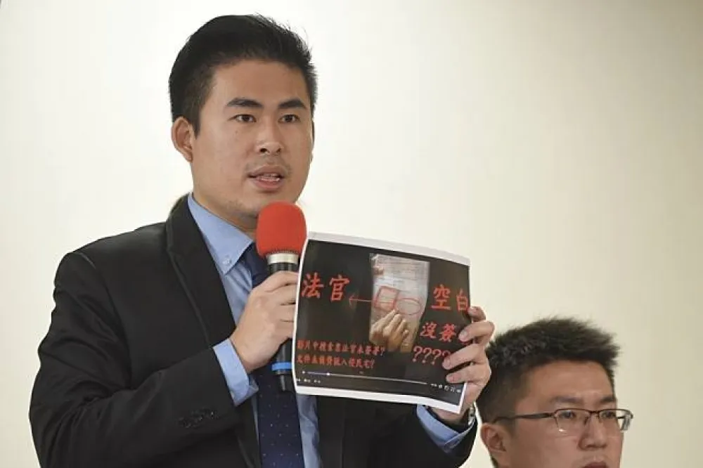 新黨指控檢調「非法搜索」　王炳忠：搜索票法官沒簽名