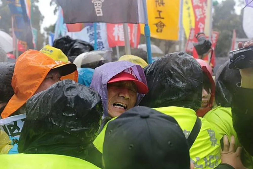 【直播】勞團院外淋雨抗議　藍委到場關心：會和你們站在一起