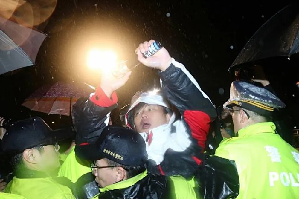 反勞基法修惡時力靜坐58小時　警方強制驅離護送立委就醫