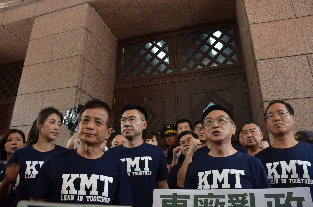 突襲政院抗議「東廠」不得其門而入　 藍委怒嗆：要讓賴清德爬進立院