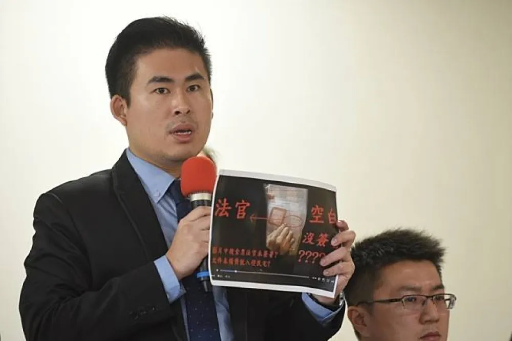 緊咬搜索票「法官沒簽名」　王炳忠怒告北檢違法搜索