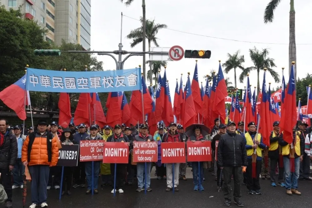 【軍警消反年改】八百壯士「誓死護憲」   國防部前部長嚴明等10上將冒雨出席