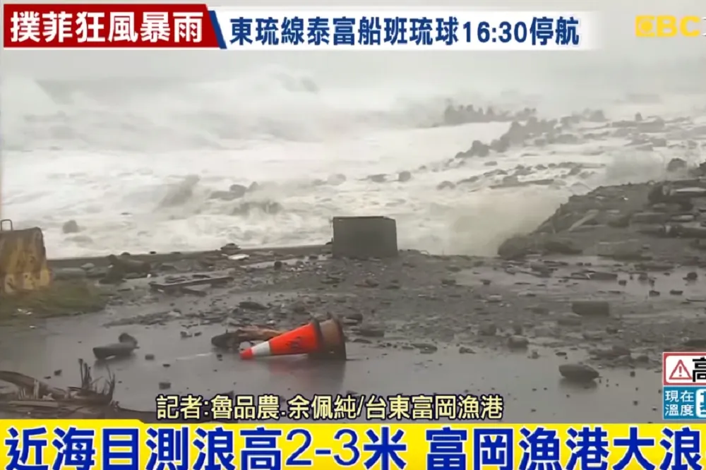 強颱山竹掃過東台灣挾強風豪雨　大武漁港漁船撞裂半沉