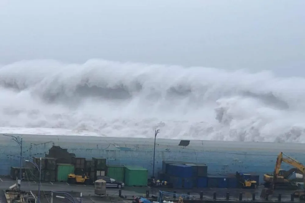 【有片】山竹來襲台東富岡掀巨浪　墾丁強風吹落電線卡騎士