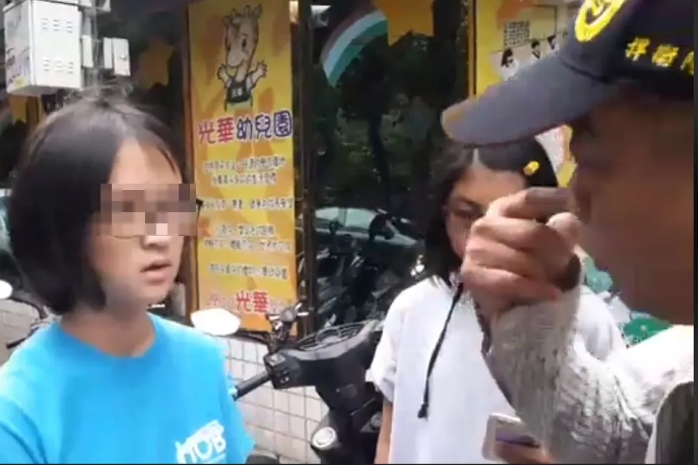 統促黨宣傳車遭比中指　李承龍攔少女飆罵三字經