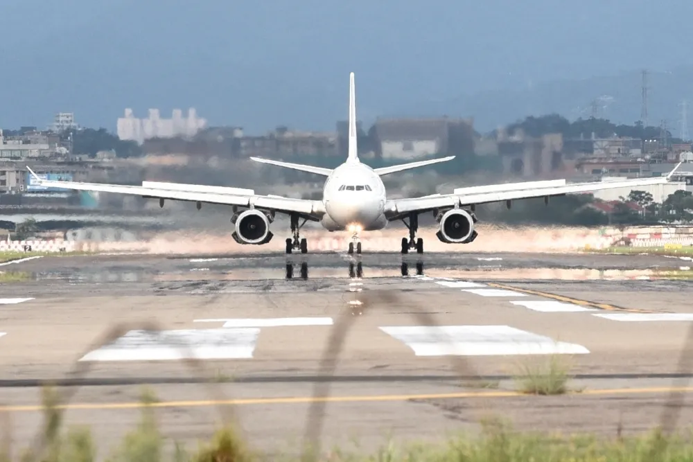 桃機深夜停機坪起火　日航一架飛機被波及今停飛