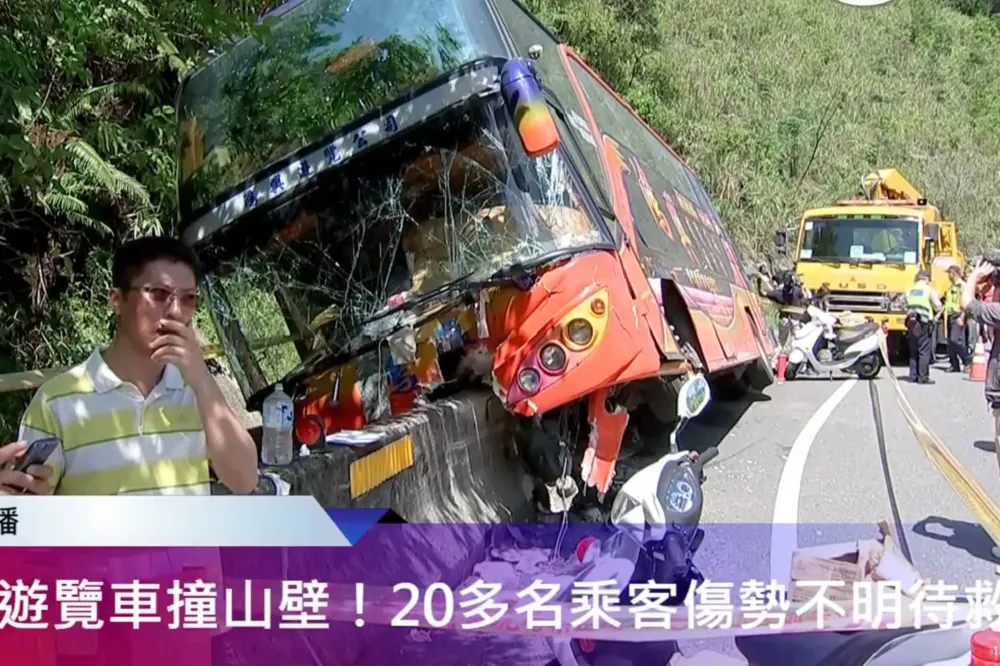 基隆遊覽車台62線自撞山壁　29傷者送醫治療