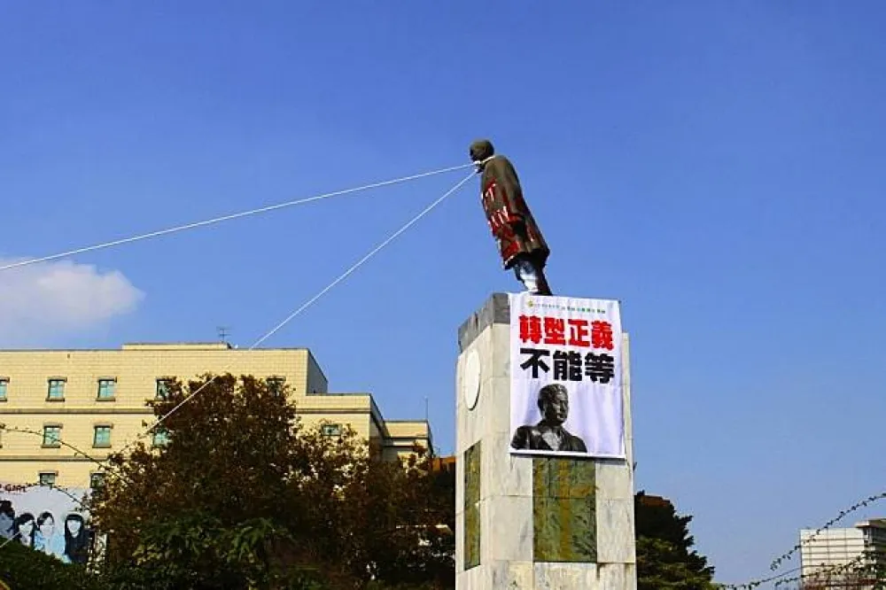 被拉倒的孫文銅像何處去　南市文化局提案放市議會大廳