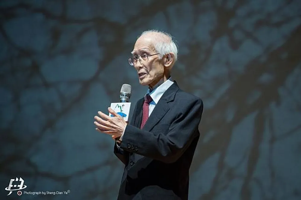文學與政治的合謀：論余光中其文其人