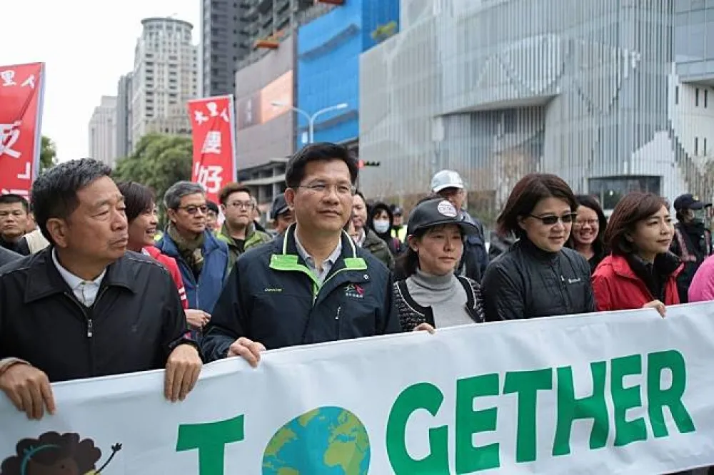 【反空污中南大會串】林佳龍低調現身遊行　上午宣布全市鍋爐管制搶先滅火