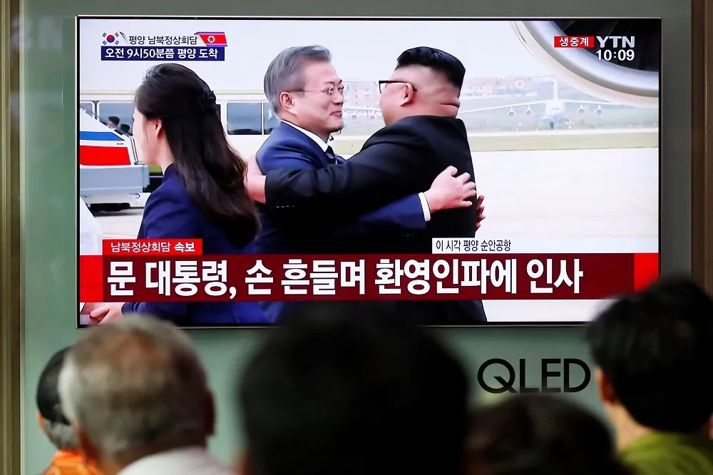 【第三次文金會】南韓總統文在寅抵達平壤、金正恩親自接機