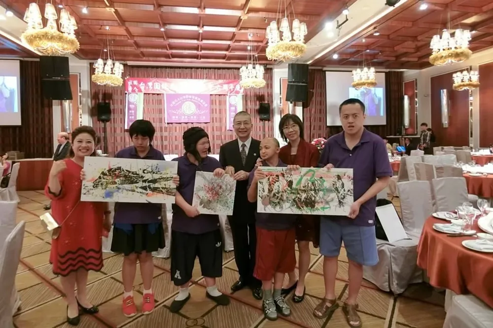 圓緣慈善協會憨兒畫展義賣傳遞愛心　李玉嬋：最感謝志工