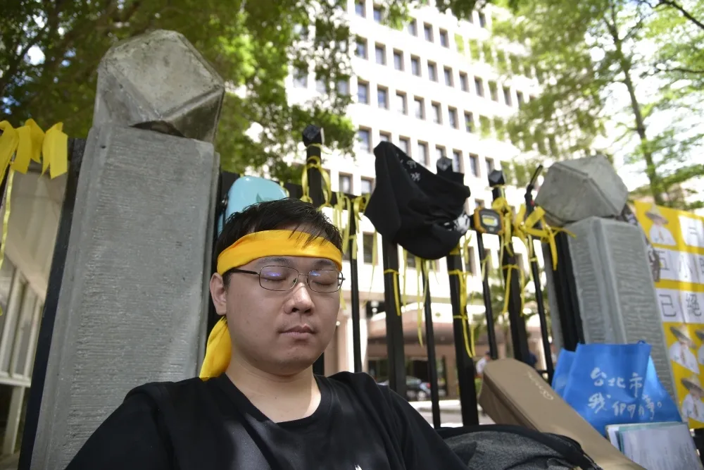 【絕食115小時】馬英九再探黃士修　「放寬立意被中選會糟蹋了很可惜」