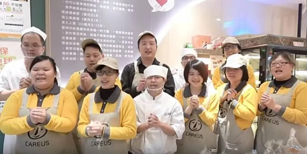 穿烘培裝與喜憨兒作菠蘿麵包　唐鳳祝福大家：新年快樂