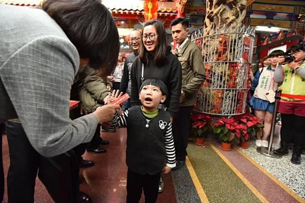 【抗議如影隨形】不滿年改和菸稅漲 　蔡英文發紅包遭嗆下台