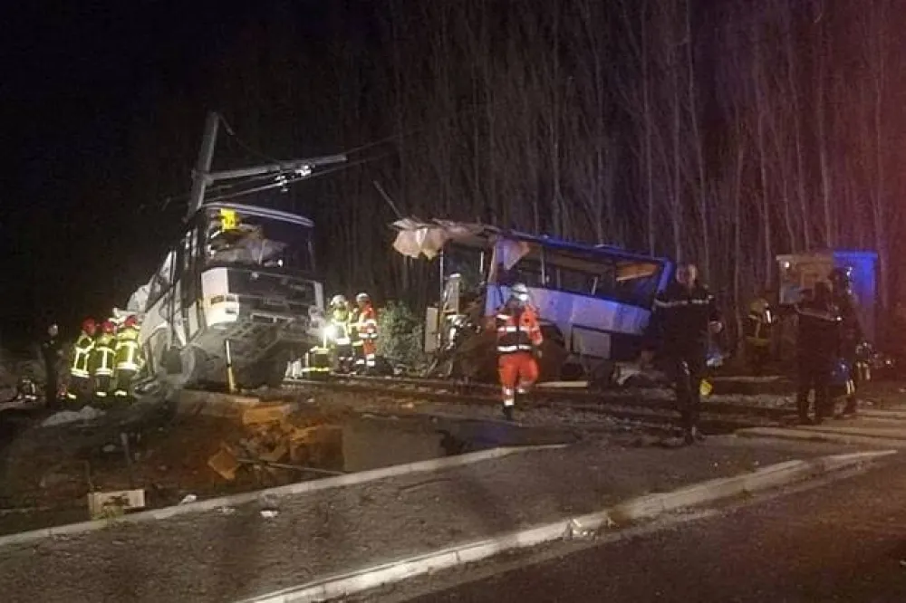 【法國死亡車禍】校車遭火車攔腰撞上斷兩截 　已知4死11重傷