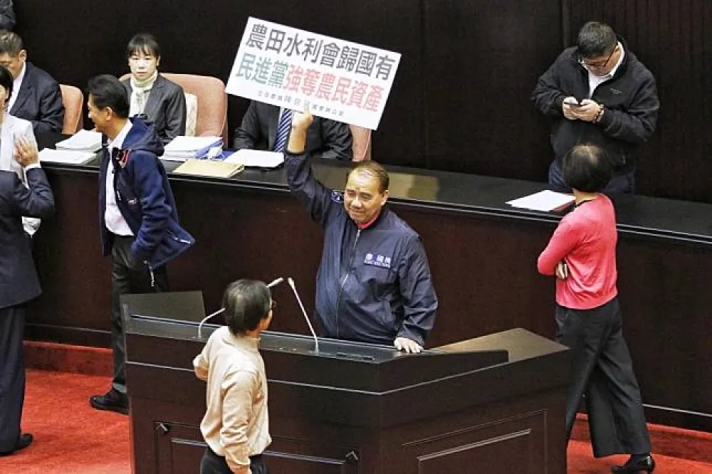 【水利會改制大戰】藍、綠立委夜宿立院　上午衝撞搶占主席台