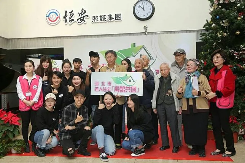 北市推動「青銀共居」　柯P：希望大學生能教會老人家網購