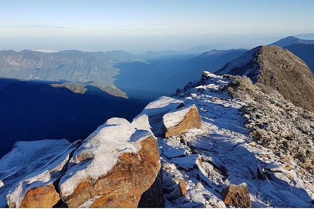 【玉山撲粉】飄下今年第三次雪　薄薄一層美呆了