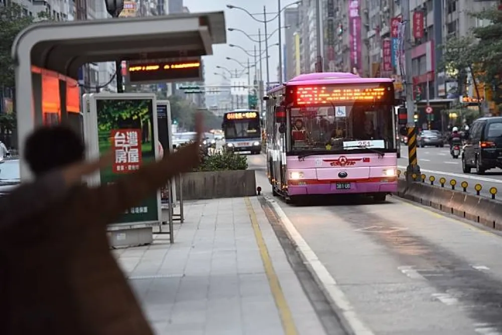 【最快年後實施】公車站10公尺內違停　汽機車最高重罰到1200元