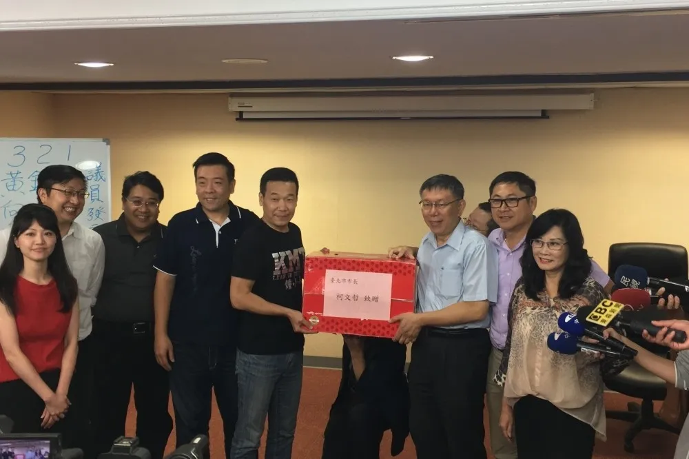 【擔心同框】柯文哲帶蘋果送議員　高嘉瑜緊張「我現在很黑欸！別害我」  