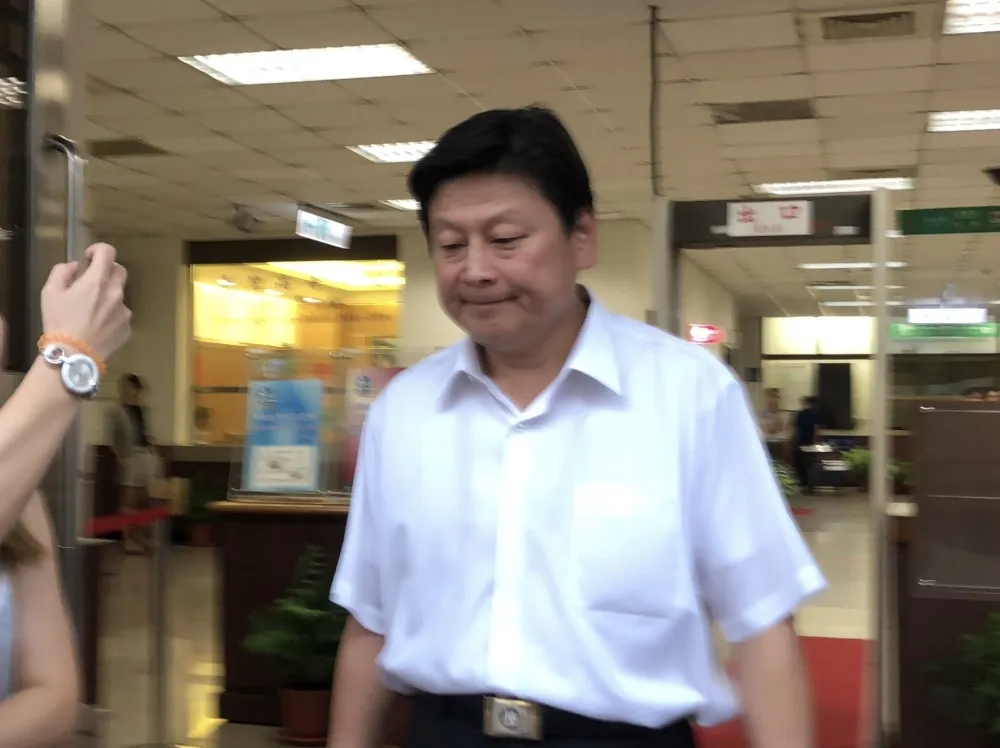 凱聚炒股案拖延20年 　傅崐萁入獄前出庭全程緘默不語