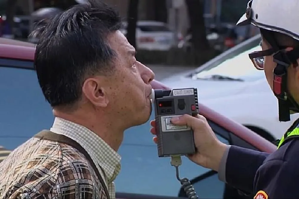邱太三出車禍也「乖乖吹酒測」　葉俊榮：進步社會的表現