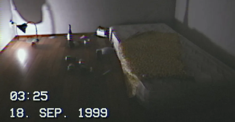 5分鐘全破　VHS風格《September 1999》獵奇畫面真實呈現