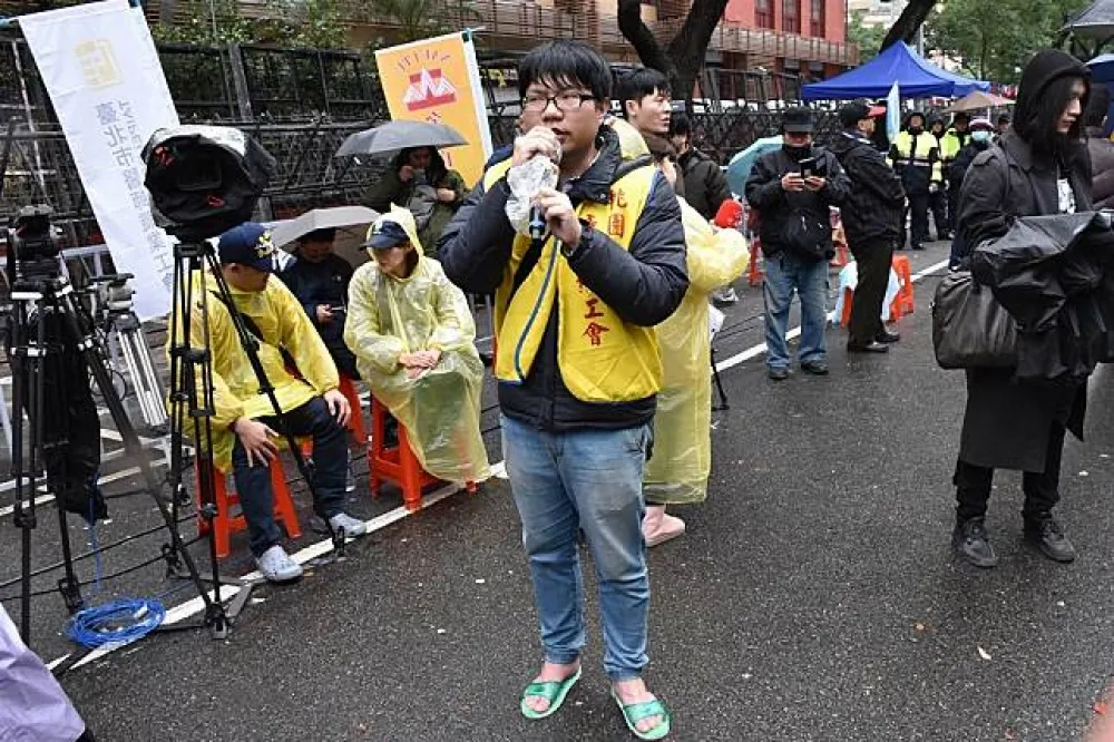 為擋修法臥軌　桃產總致歉：一時不便，換下一代不必過勞死