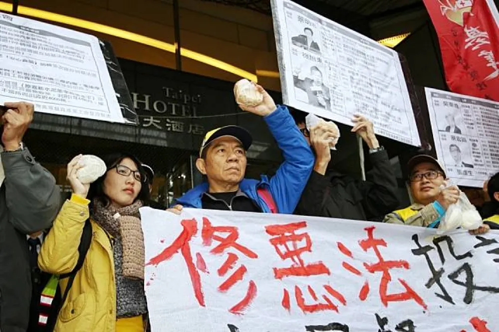 不滿賴清德與工商早餐會　勞團丟饅頭抗議