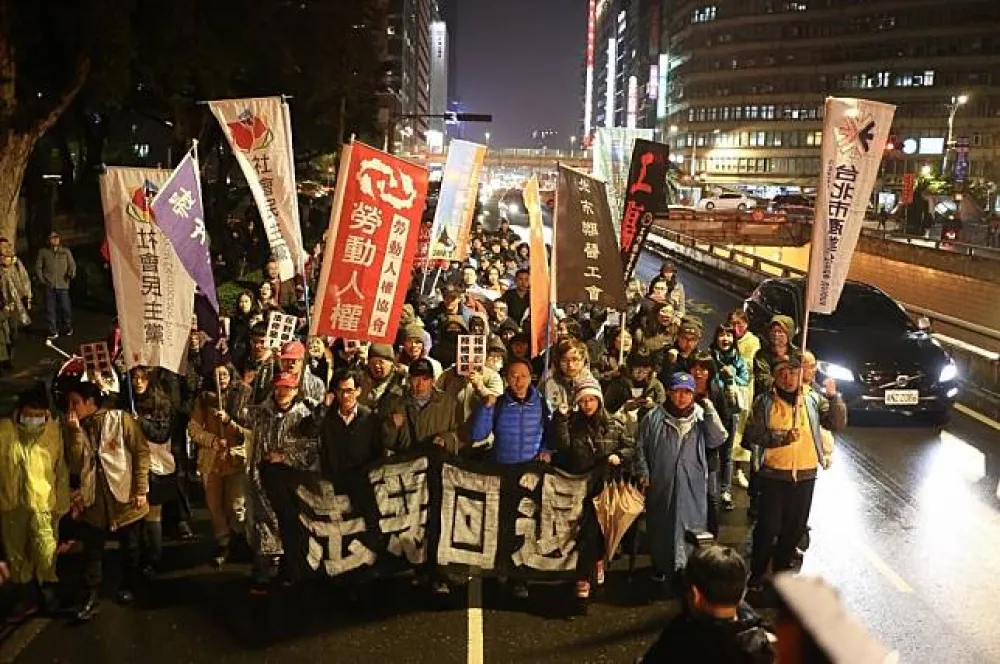 【立院二讀】每月加班最高54小時6綠委不支持　勞團憤怒場外繞行抗議