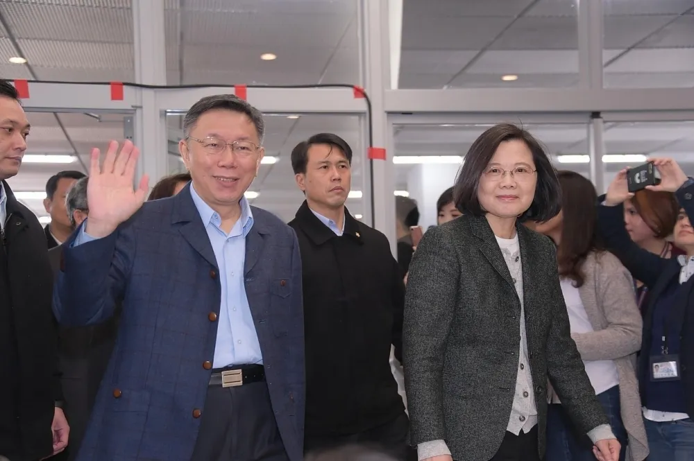 蔡英文最大尾   柯文哲尾大難掉