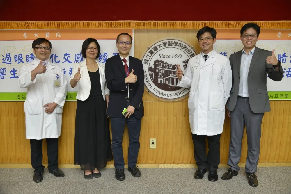 睡前滑手機「更難眠」　台大團隊發現是3C啟動視網膜.....藍光受體