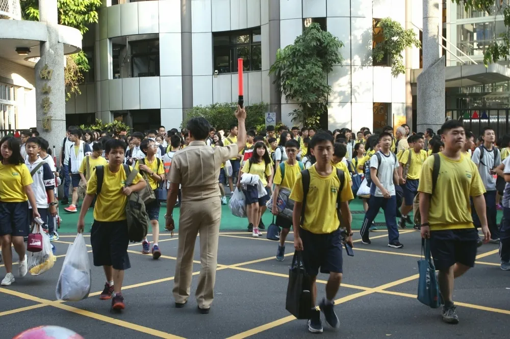 張廖萬堅：照顧孩子前　先照顧老師吧