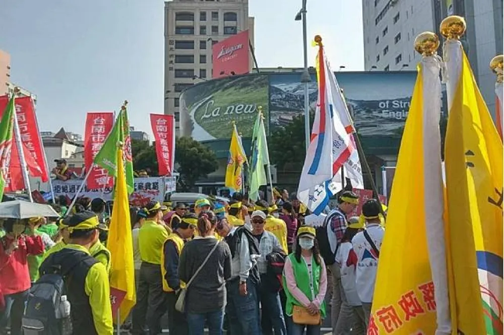 萬名勞工怒吼鬥惡法　拒絕勞基法變「過勞法」