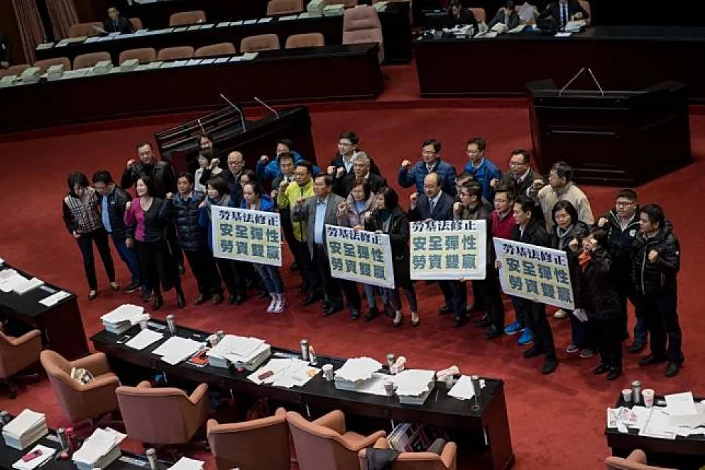 【勞權酣睡中立法】勞基法修正「民進黨全拿」　立委禁食、勞團臥軌無力回天