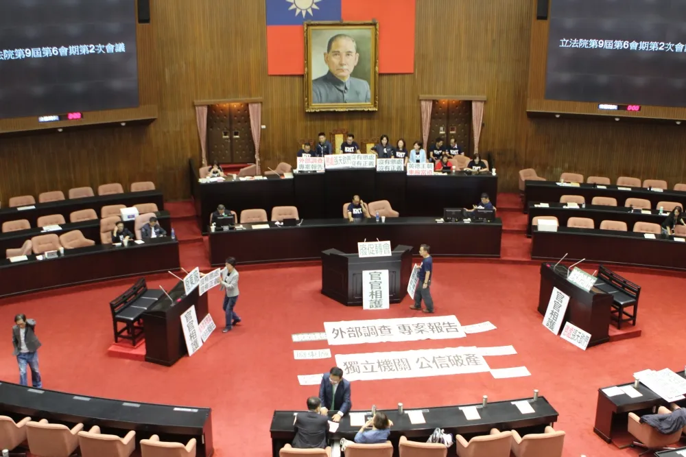 【再占主席台】藍委緊咬張天欽東廠案　賴揆罕見改道進立院