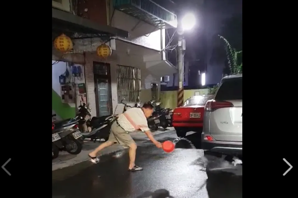 【沒慈悲心】用滾水潑趕流浪貓　引千次觀看怒罵：尊重生命很難嗎