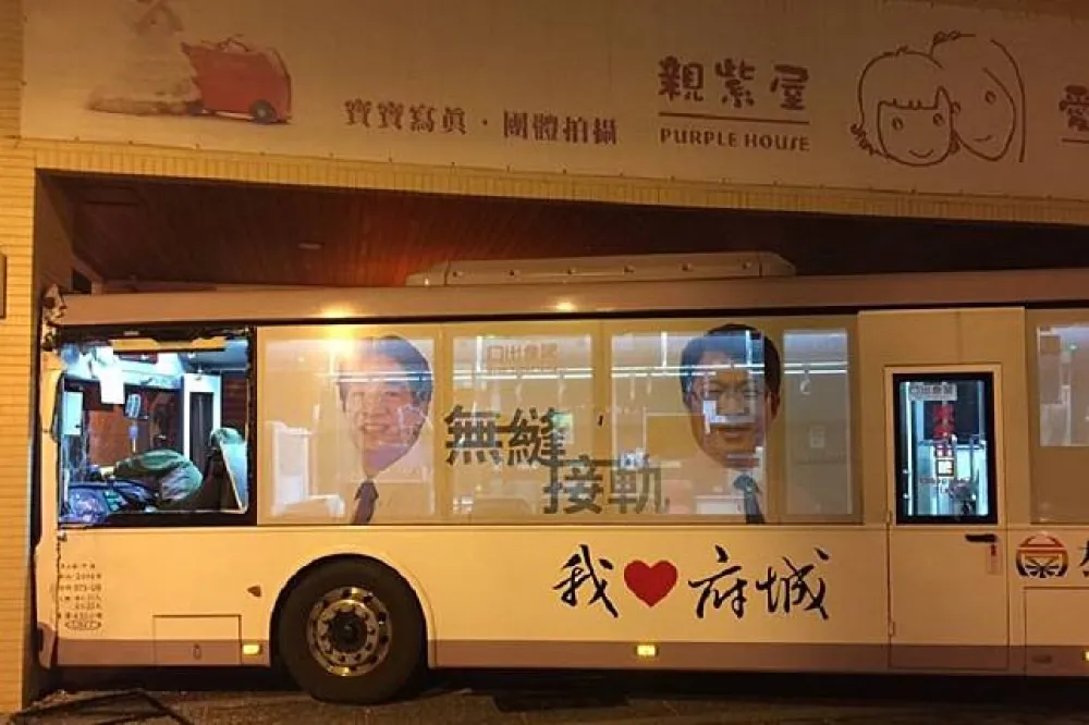 台南公車司機疑疲勞駕駛自撞　網友：只有自己有病沒過勞選項