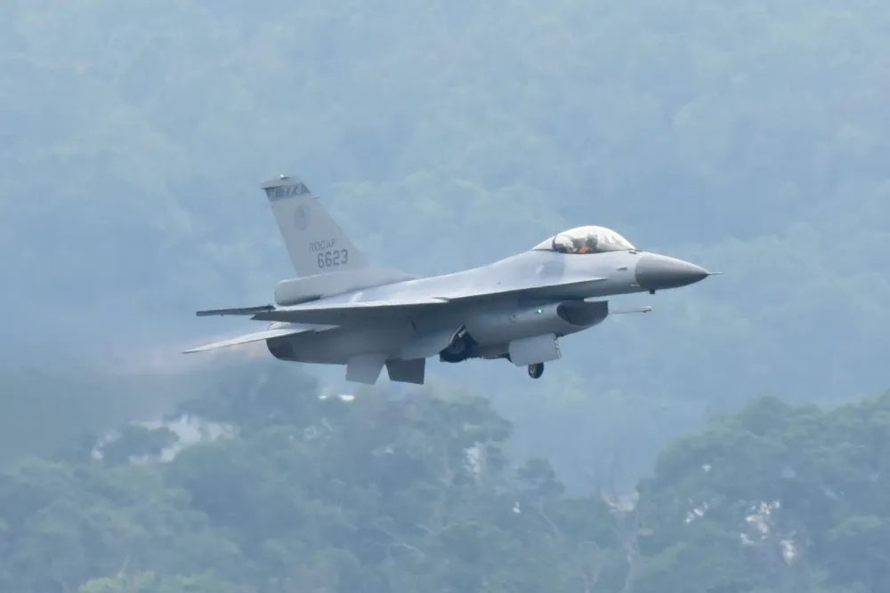 F-16戰機升空攔截中國軍機　反被嗆：立即離開否則後果自負