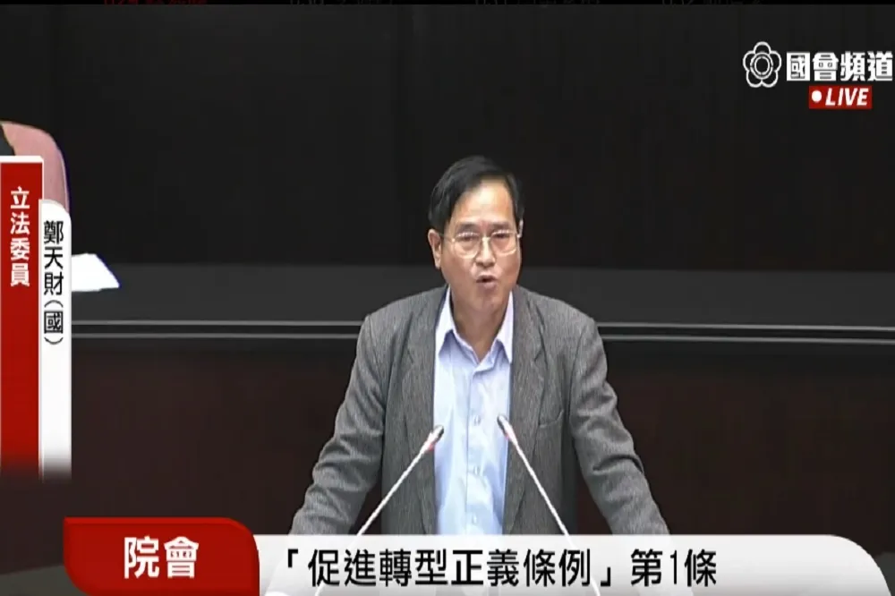 【促轉走火】被吳秉叡嗆「第一年當立委嗎」　藍委暴怒丟保溫瓶