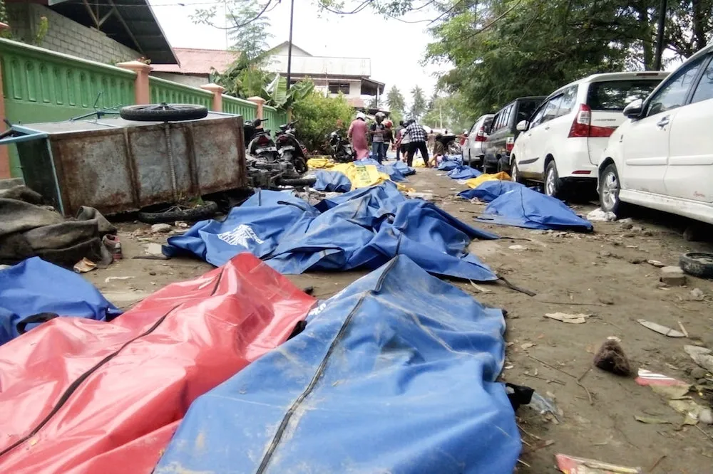 印尼強震、海嘯致死人數暴增至384　屋毀、橋斷、遍地屍體