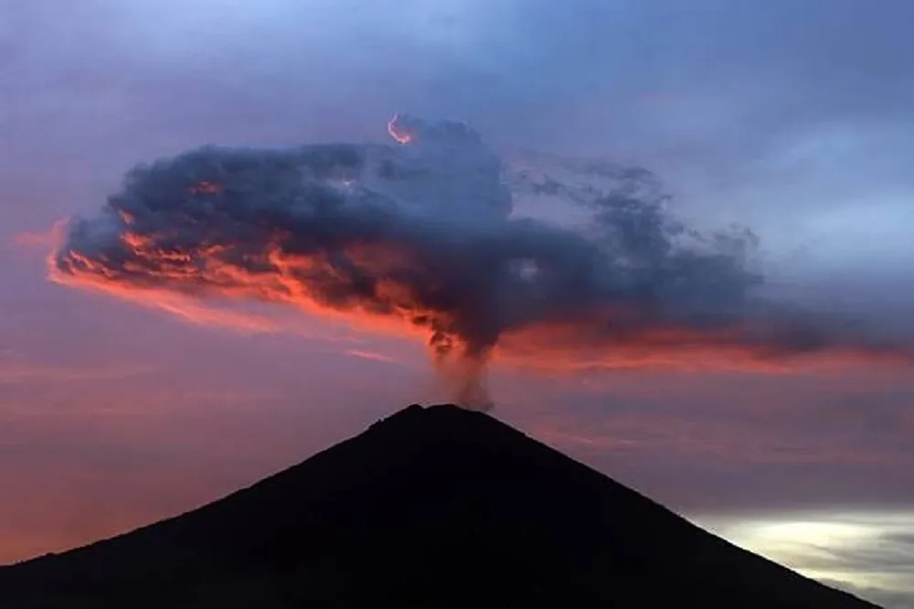 監測印尼127座活火山的辛苦代價：值班32小時