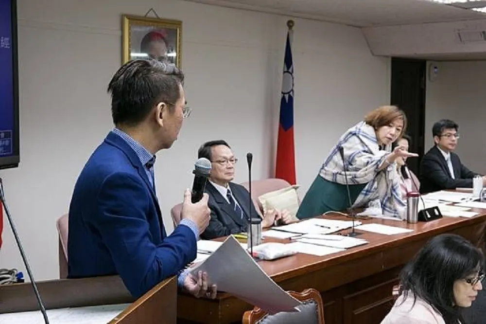 【勞基法修惡】停止討論爆衝突濺血　徐永明嗆林靜儀「妳比張慶忠還不如」