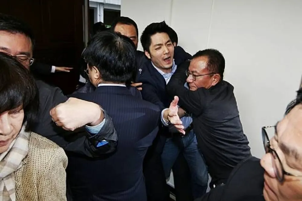 【勞基法修惡】蔣萬安不服「4+2」發言時間　遭民進黨立委架離