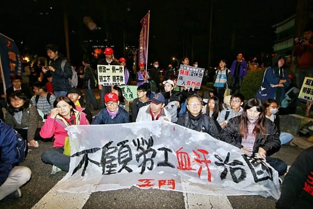 立院夜審勞基法至午夜 　民眾聚集堅守院外「長期抗戰」