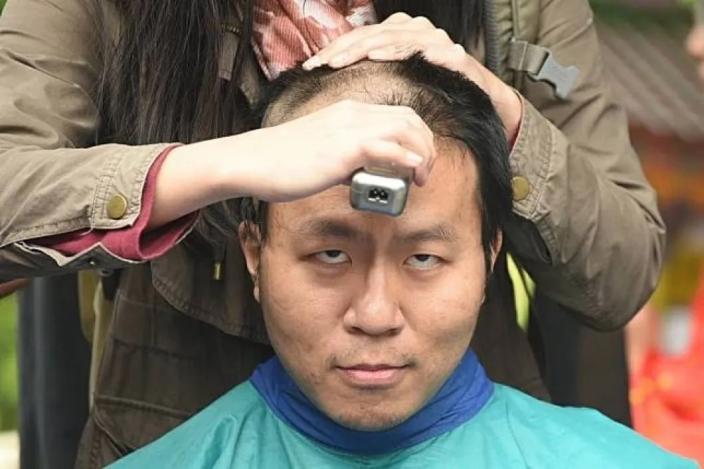 【反勞基法修惡】青年主打文化游擊戰　當眾「剃髮、唸經、敲木魚」