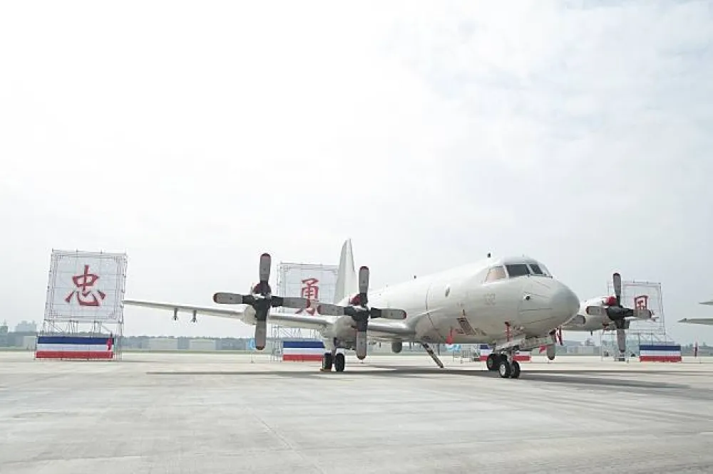 空軍P-3C型反潛機成軍　蔡英文：獵雷艦國造遇挫，不改國防自主決心