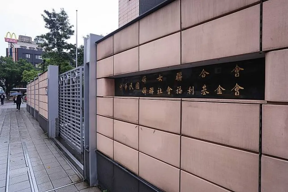 照服員明年加薪　婦聯會要捐長照的160億「還在天上飄」