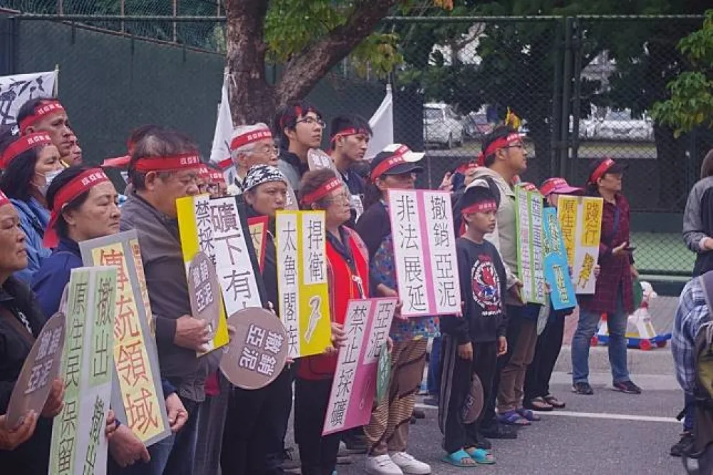 反亞泥人士闖會場下跪陳情　賴清德急喊：不用跪！